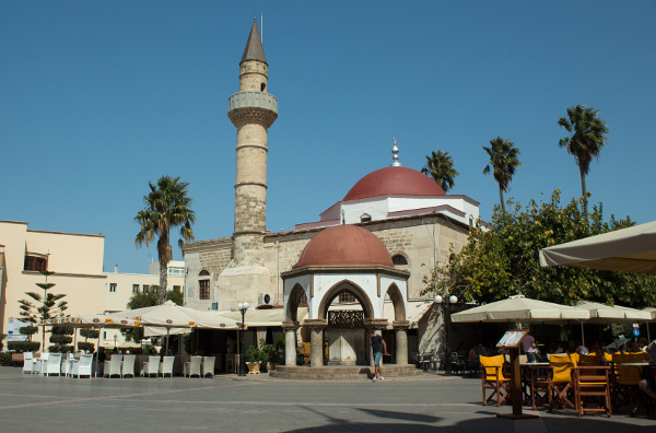 Hauptplatz in Kos-Stadt mit der Defterdar Moschee