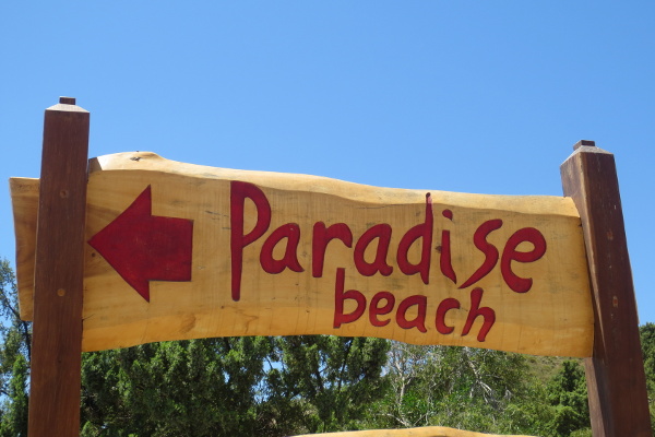 Wegweiser zum Paradise Beach